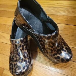 Dansko Brown Leopard Print Patent Leather Clogs Platform Size 7.5/8 EU38